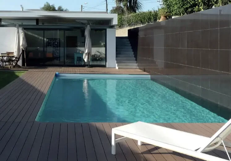 composite-decking-by-pool